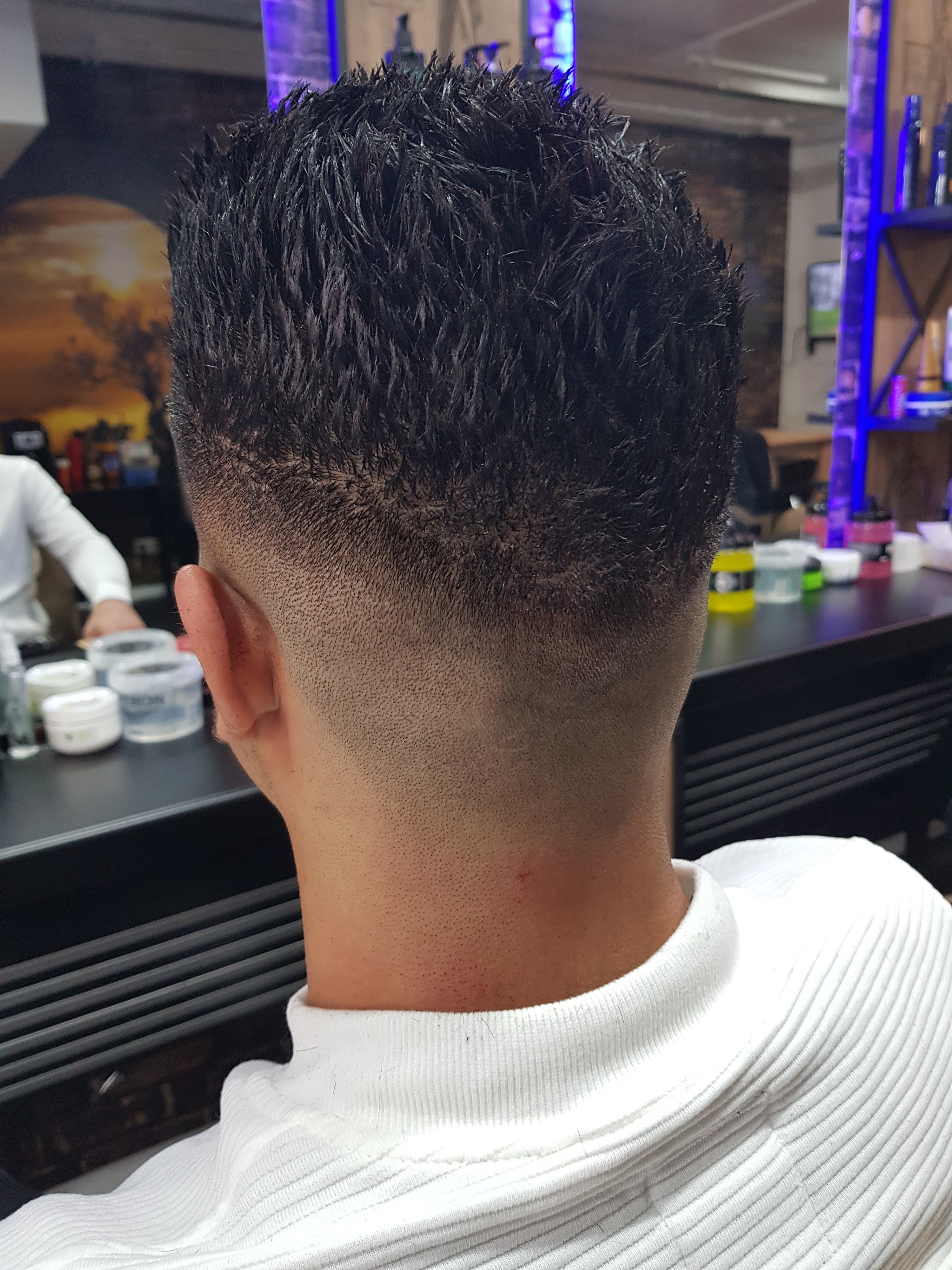 Een fade van achteren gezien, met de spiegelwand van de zaak op de achtergrond
